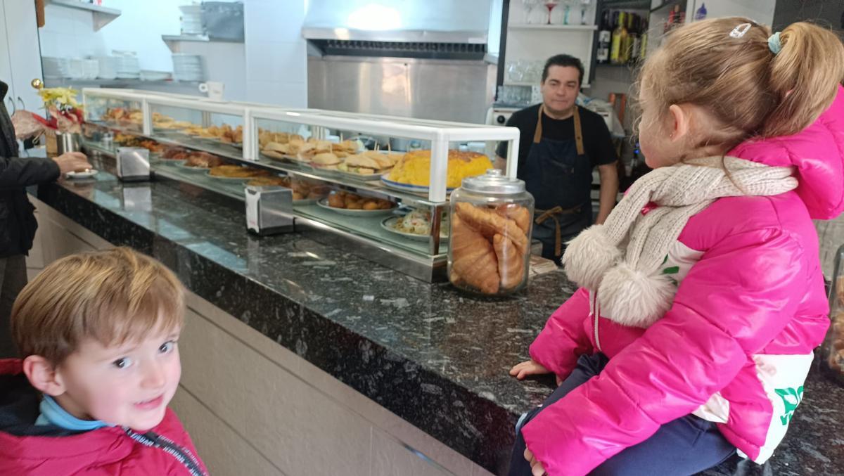 GALERÍA | Visita inesperada en el Mercado de Abastos: los niños de Infantil del Sagrado Corazón de Jesús