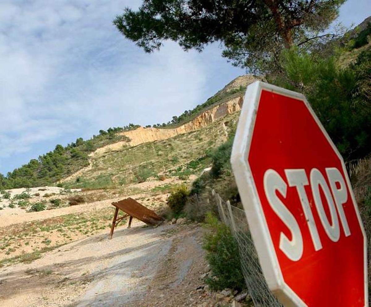 Una imagen de la entrada a la cantera de Sierra Helada, al fondo, tomada en el día de ayer