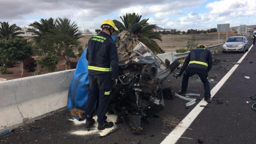 Un vecino de Tinajo fallece al volcar su coche en la circunvalación de Arrecife