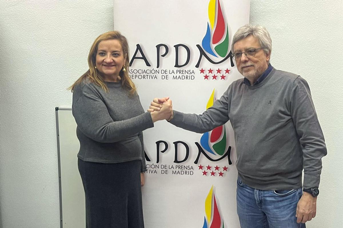 Carmen Colino (i), que ha sido elegida presidenta de la Asociación de la Prensa Deportiva de Madrid (APDM) para los próximos cuatro años, en sustitución en el cargo a José Damián González (d), posa durante la celebración de la asamblea general que ha tenido lugar esta mañana, convirtiéndose en la primera mujer en presidir esta entidad.