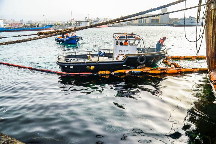 VERTIDO DE FUEL EN EL PUERTO