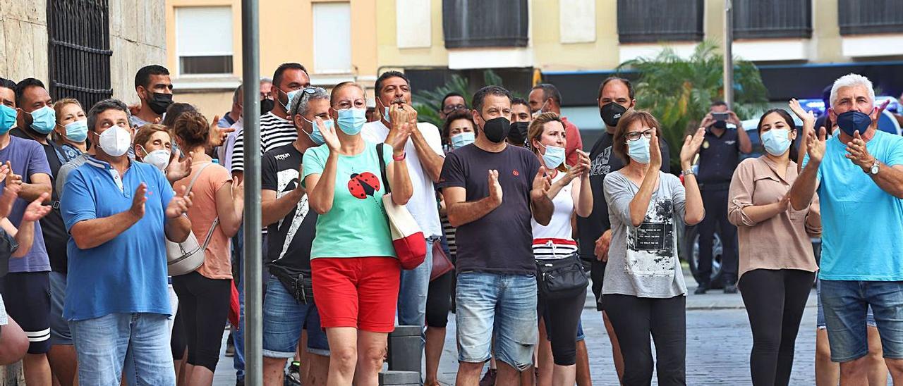 Protesta de los mercaderes que fueron obligados a retrasar el horario de instalación