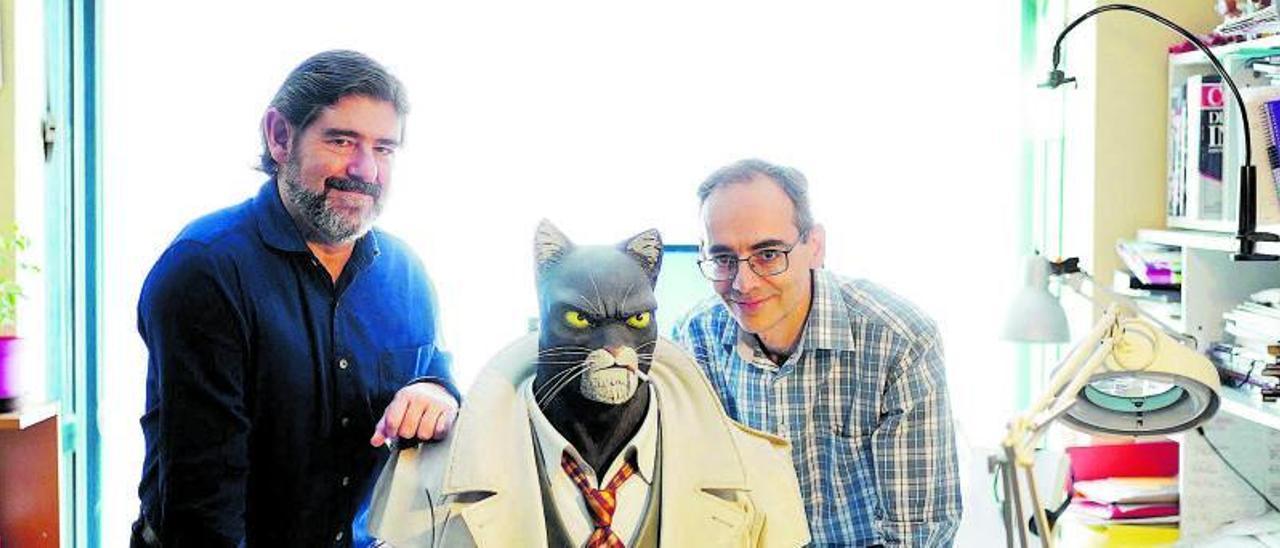 John Blacksad, flanqueado por el 
dibujante Juanjo Guarnido y el
guionista Juan Díaz Canales, 
en el estudio de este en Madrid. 
Abajo, una viñeta del gato 
detective en Nueva York. José Luis Roca