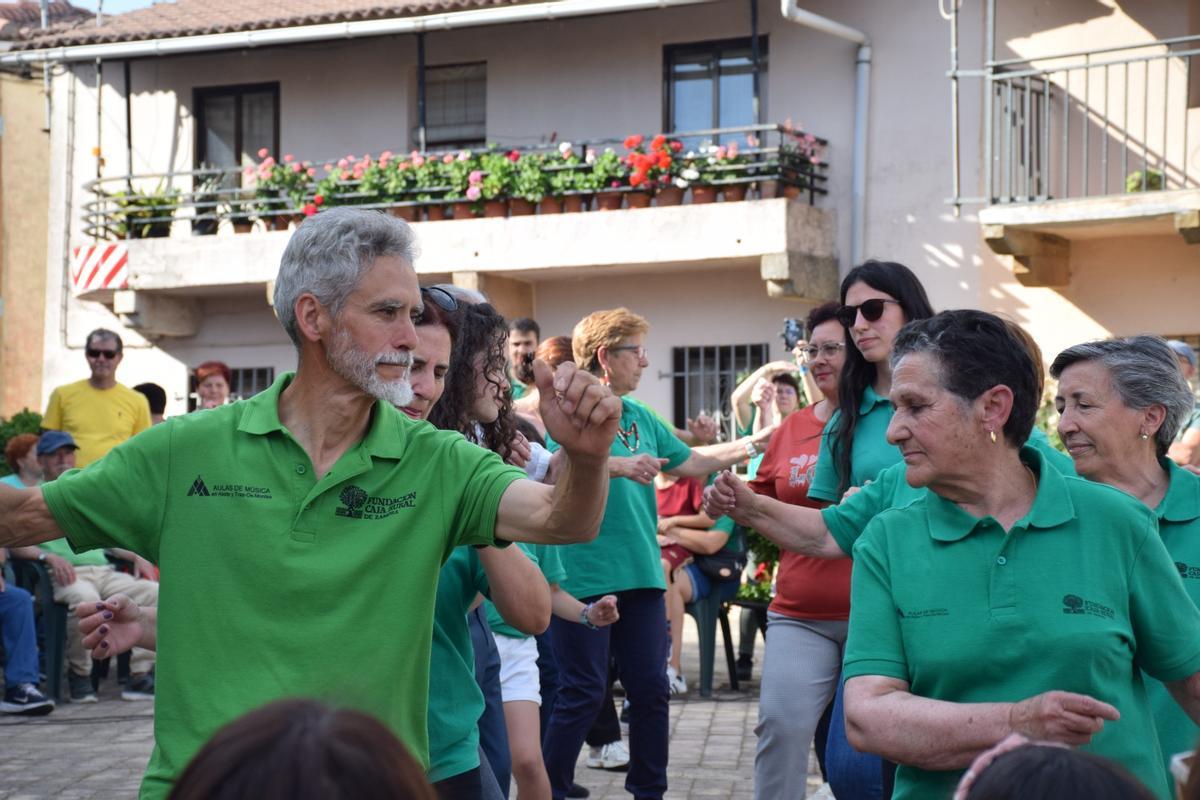 La actuación de Aulas de Aliste en Trabazos pone el broche perfecto a un curso de aniversario