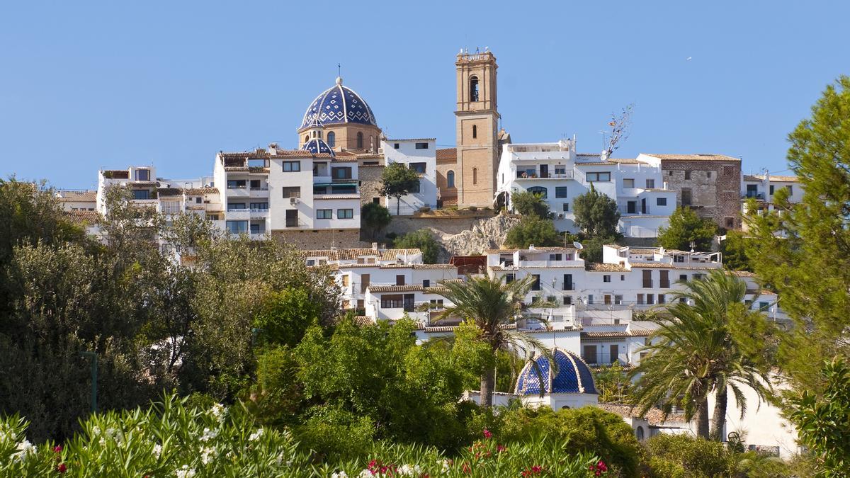 Visitar Altea es contemplar un paisaje adornado con casas blancas, calles empedradas y cúpulas azules