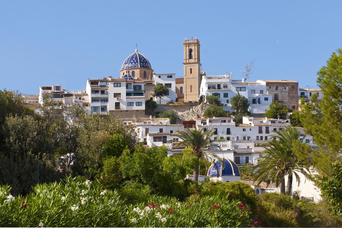 Visitar Altea es contemplar un paisaje adornado con casas blancas, calles empedradas y cúpulas azules