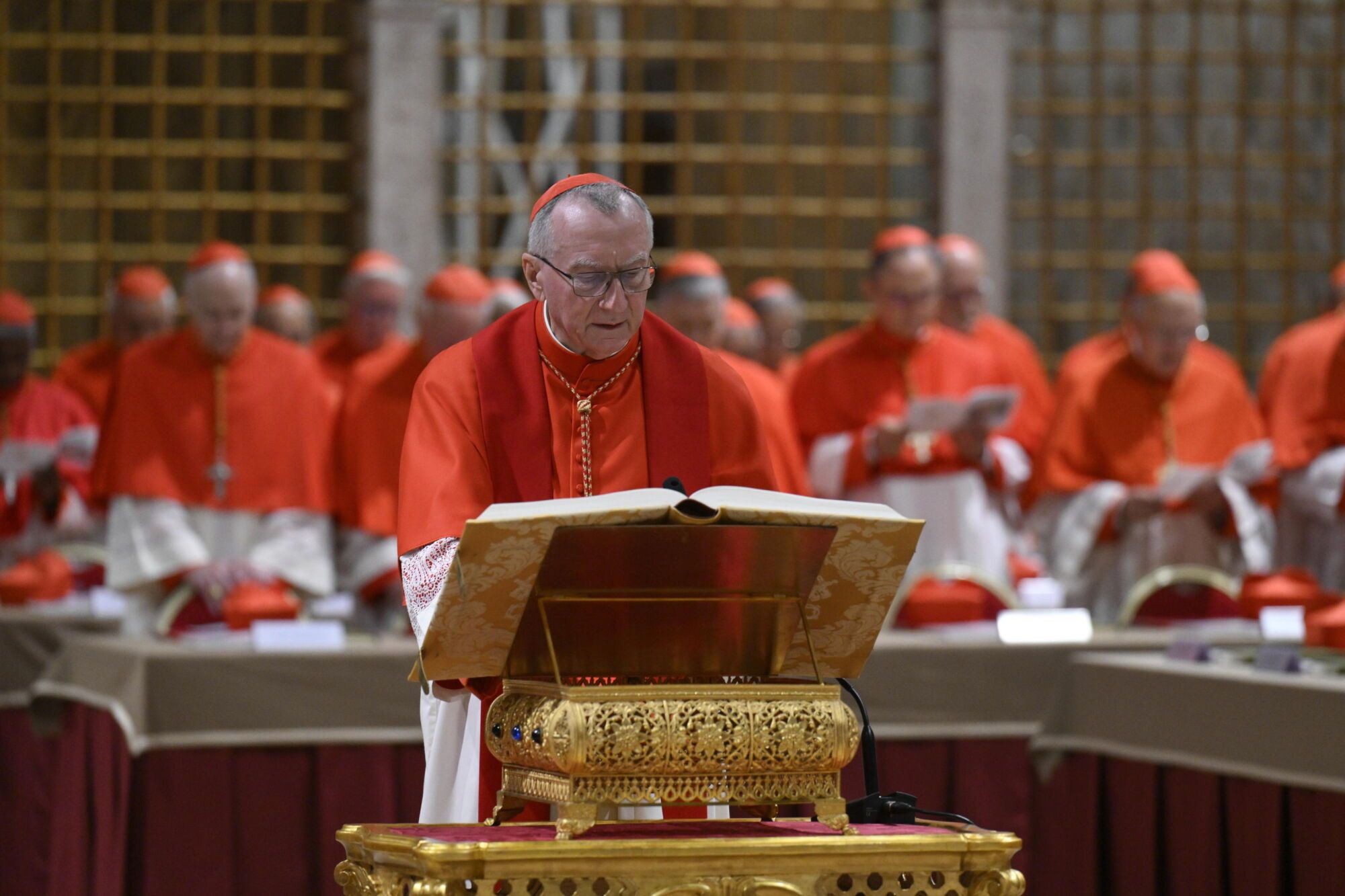 Un cardenal lee el juramento antes del inicio del cónclave para elegir a un nuevo Papa en la capilla Sixtina en la Ciudad del Vaticano, 07 de mayo de 2025. (Papa, Cardenal) EFE/EPA/VATICAN MEDIA HANDOUT SOLO PARA USO EDITORIAL/SIN VENTASHANDOUT SOLO PARA USO EDITORIAL/SIN VENTAS. HANDOUT EDITORIAL USE ONLY/NO SALESHANDOUT EDITORIAL USE ONLY/NO SALES