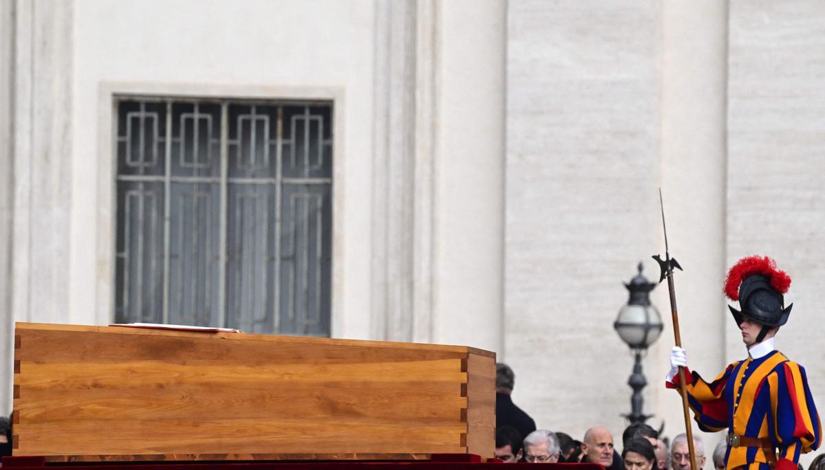 El ataúd del Papa Emérito Benedicto XVI escoltado por un miembro de la Guardia Suiza Pontificia se muestra al comienzo de su misa fúnebre en la plaza de San Pedro en el Vaticano.