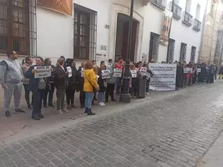 Vecinos de la aldea lucentina de Jauja apoyan a un hombre con múltiples denuncias de su expareja