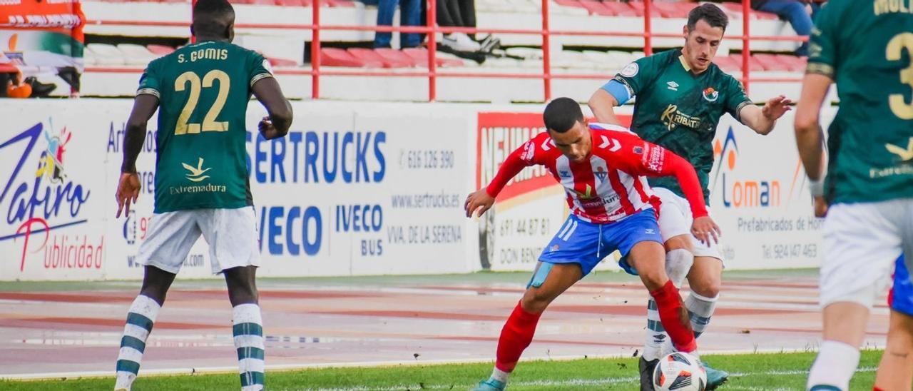 Los jugadores pelean por el balón durante el partido de la primera vuelta en el Vicente Sanz de Don Benito.