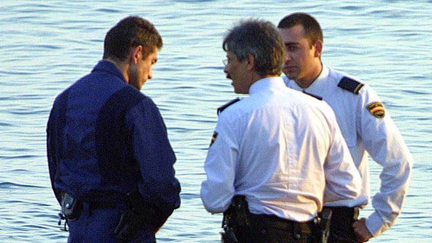 Intervenciones. Imagen de archivo de un alijo localizado en La Araña. Las Fuerzas de Seguridad del Estado han intervenido más de 60 toneladas de hachís durante 2008, un 40% más.
