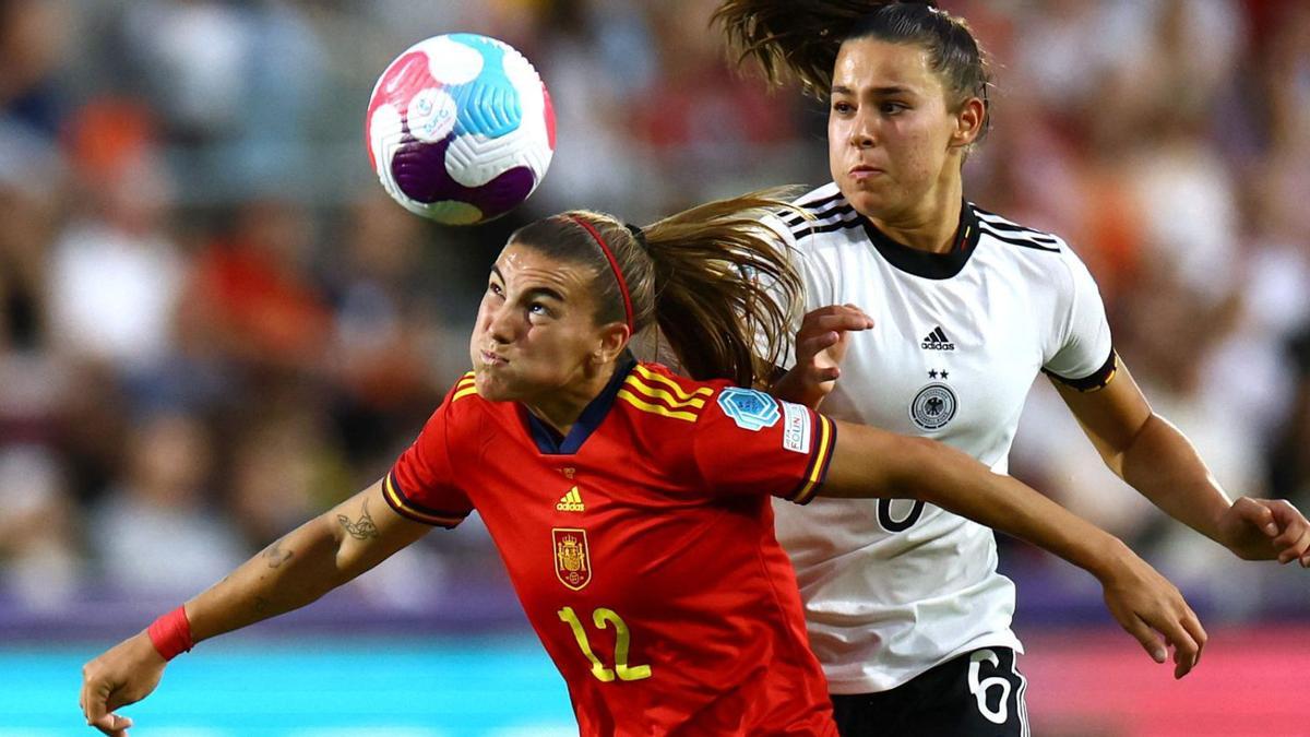 Patricia Guijarro (li.) sollte Weltfußballerin Alexia Putellas ersetzen. Die Mallorquinerin spielte gut, Spanien verlor trotzdem.  | FOTO: TOÑA/EFE