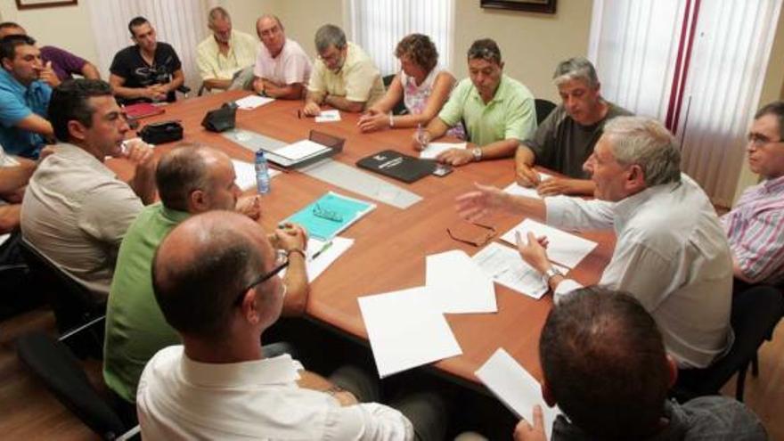 Imagen de la reunión que mantuvo ayer Latour con los sindicatos de la junta de personal.