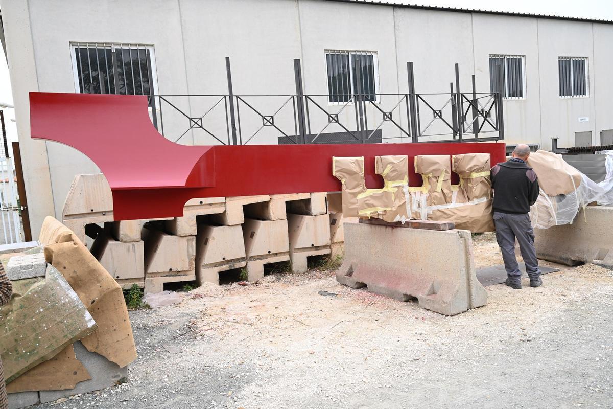 La obra de Salvador Soria, que se encuentra en los almacenes municipales de Carrús, tras haber recibido los primeros tratamientos.