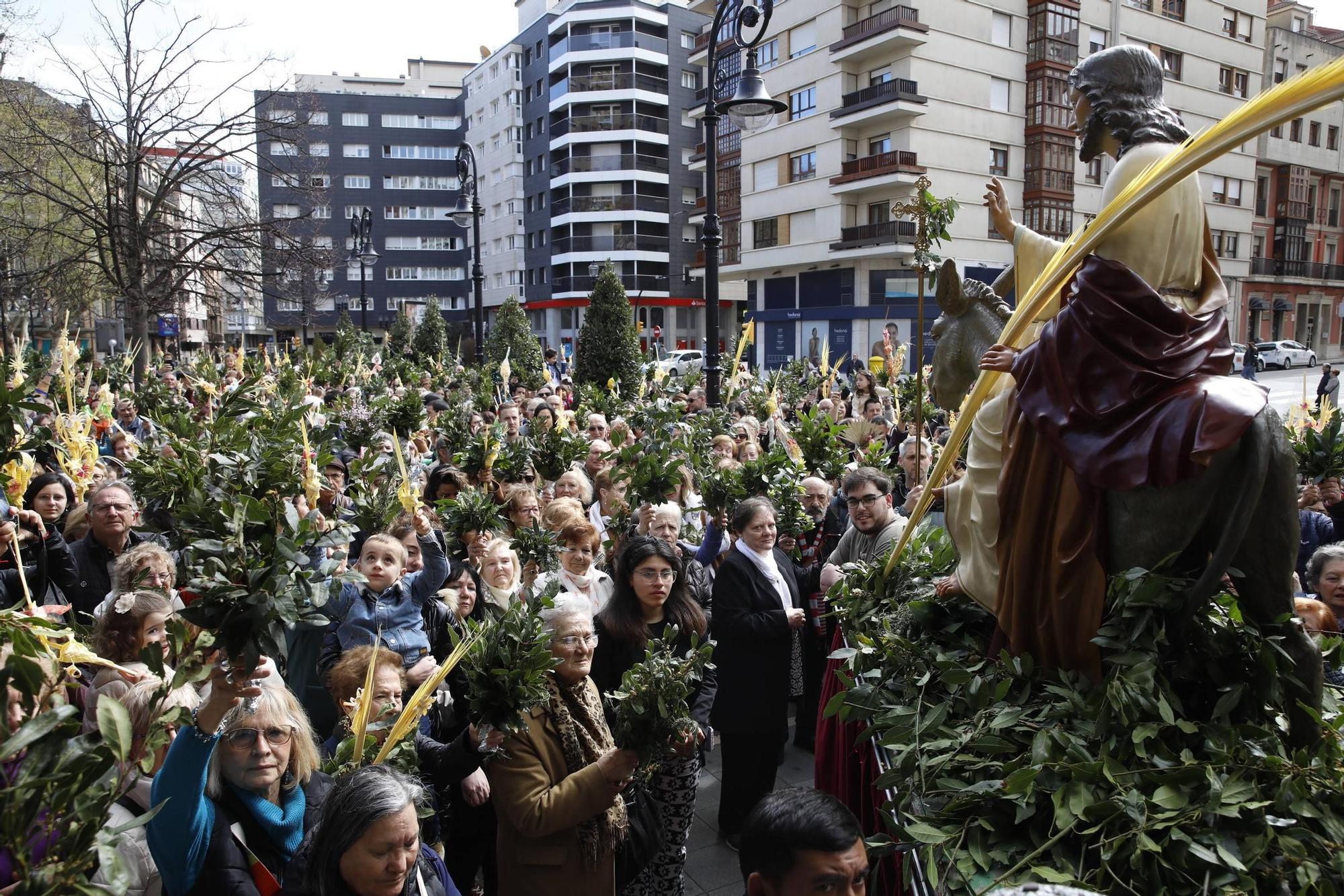 EN IMÁGENES: Gijón procesiona para celebrar el Domingo de Ramos