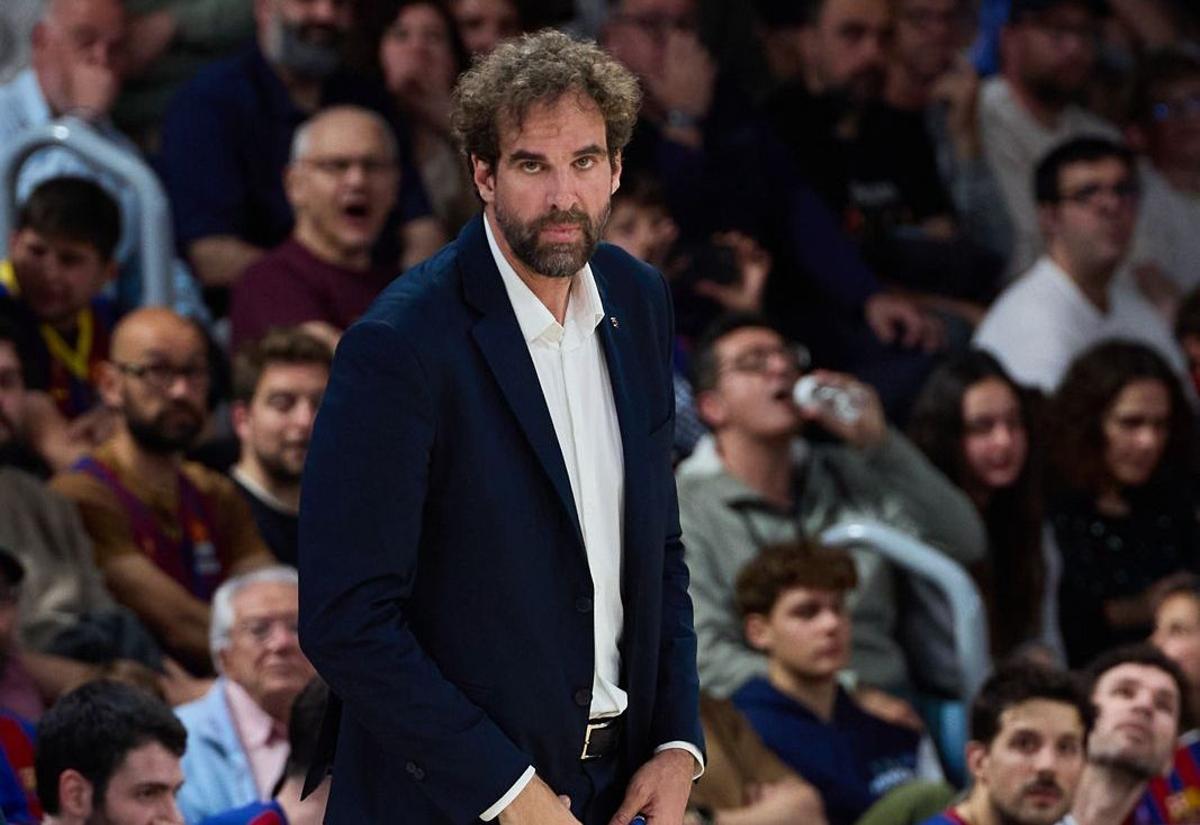 Grimau sigue atento la evolución del encuentro ante el UCAM Murcia