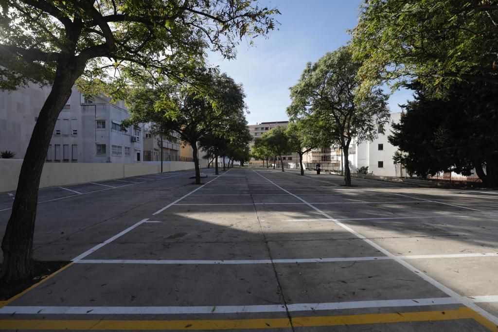 Empieza la retirada de plazas en el Paseo Marítimo con el parking alternativo cerrado