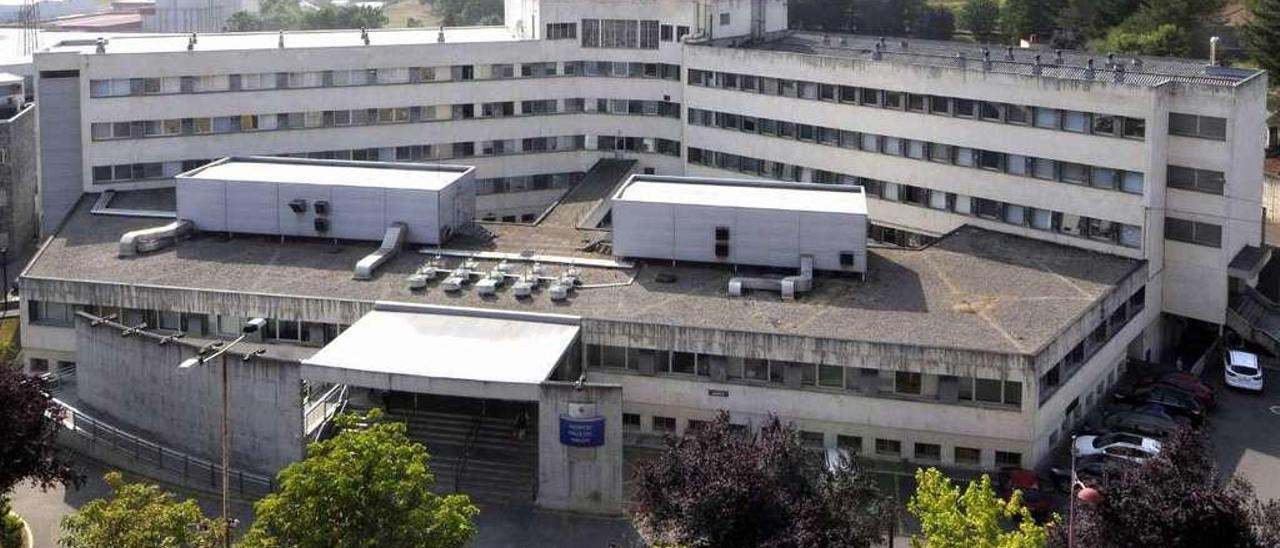 Una panorámica del hospital Valle del Nalón.