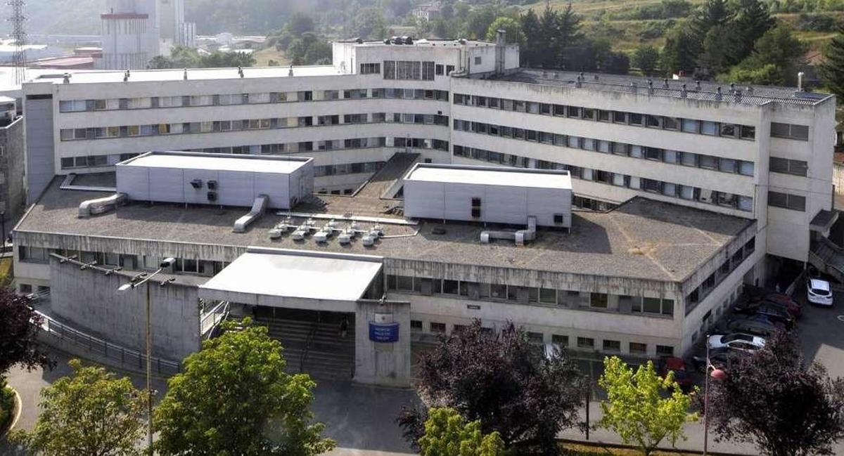 Una panorámica del hospital Valle del Nalón.