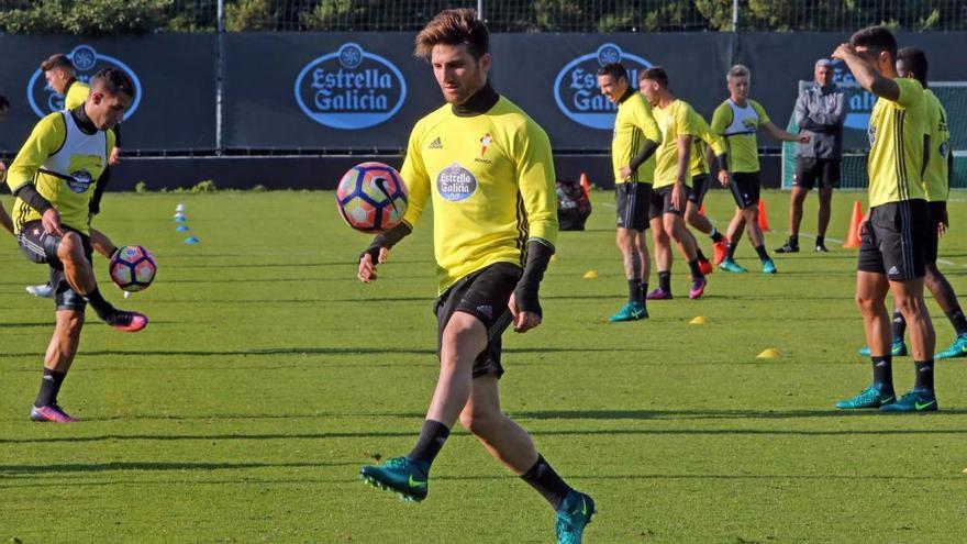 Carles Planas, en un entrenamiento en A Madroa. // Marta G. Brea