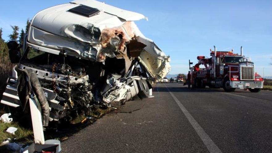 Imatge de l&#039;accident provocat ahir dijous per un camió que va envair el carril contrari a l&#039;N-II.