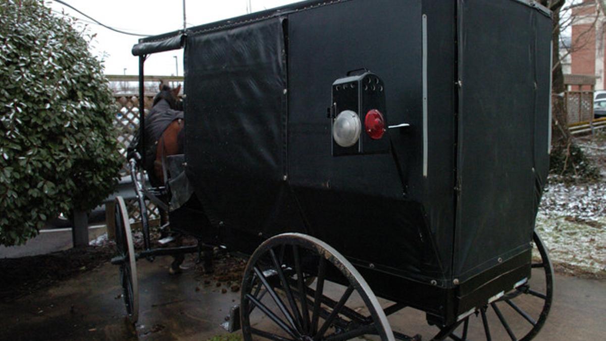 Un carruaje de los que utilizan los amish para desplazarse, aparcado en Mayfield, el jueves.