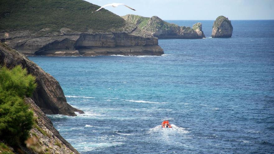 Buscan a un bañista desaparecido en la playa de El Sablón, Llanes