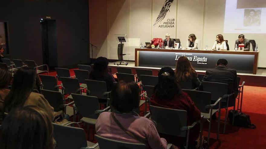 De izquierda a derecha, Miguel Ángel Presno, María Valdivares, María Mitre y Ángel Espiniella, ayer, en el Club Prensa Asturiana.