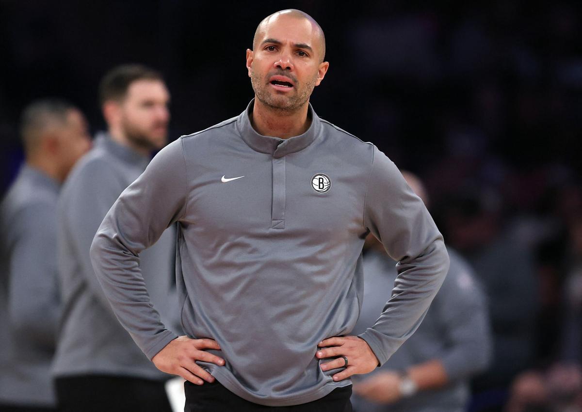 Jordi Fernández con los brazos en jarra durante el partido entre Brooklyn Nets y New York Knicks.