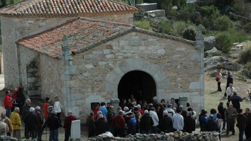 Los devotos se agolpan en la puerta de la ermita.