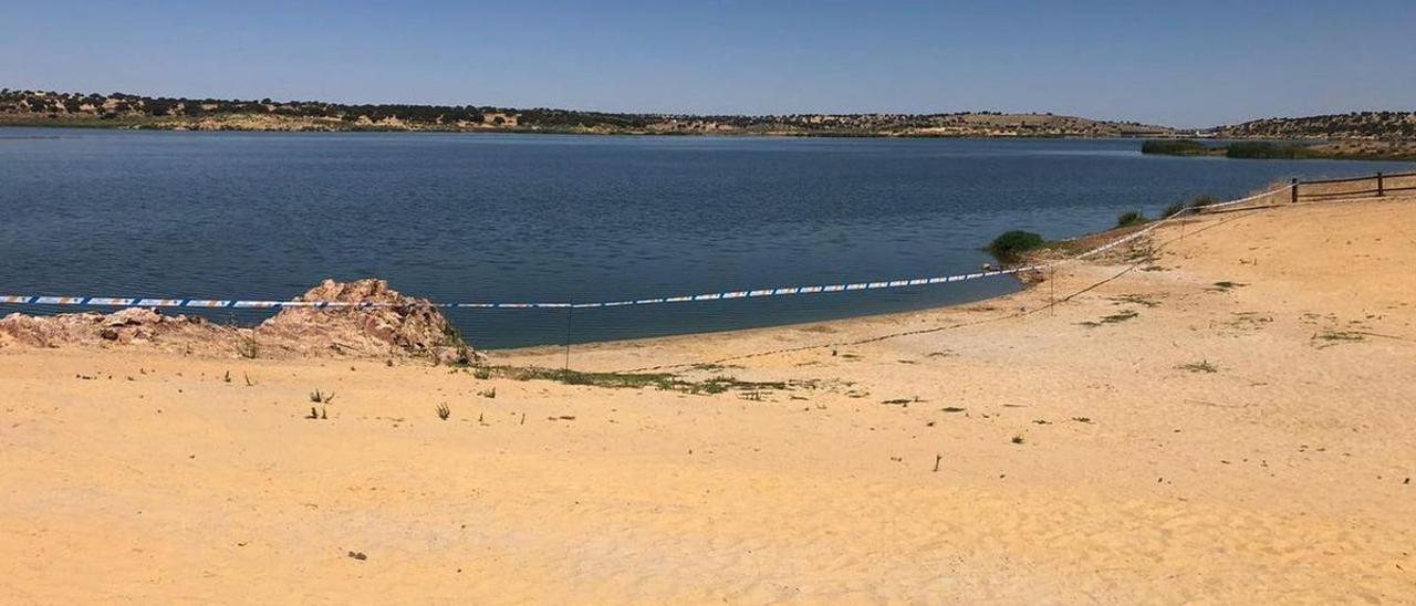 Precinto en el acceso a la playa de La Colada, en una imagen de julio.