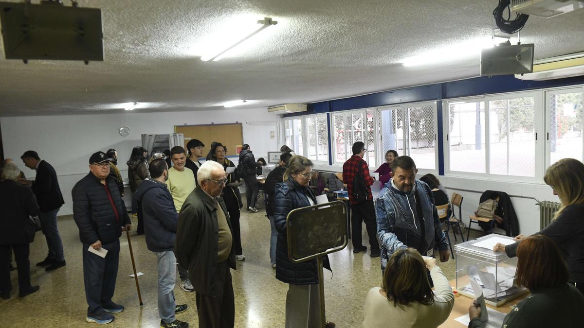 Vecinos torreños en el aula de votación del CEIP Cervantes.
