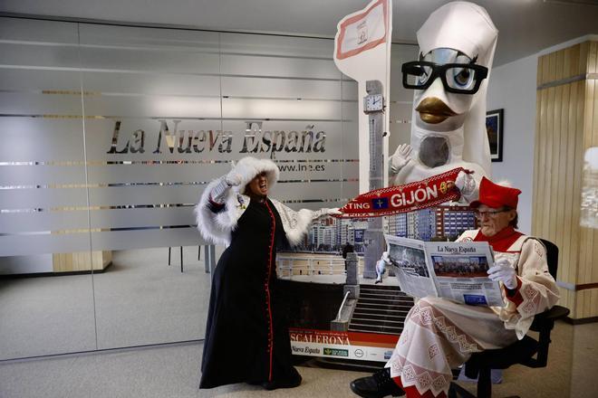 La visita de la sardina del Antroxu a LA NUEVA ESPAÑA de Gijón, en imágenes.