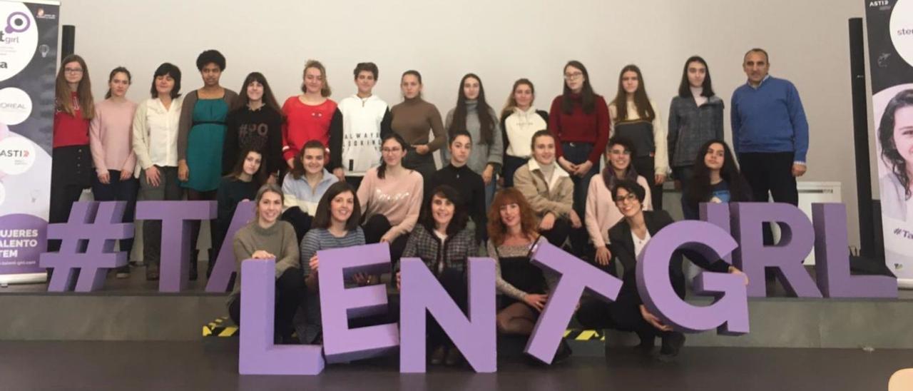 Un grupo de jóvenes estudiantes en una de las actividades programadas por la iniciativa STEM Talent Girl. | Cedida