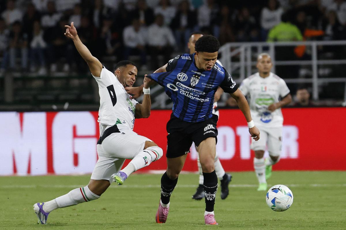 Patrik Mercado, con el balón, durante un partido de Independiente del Valle, en un partido de cuartos de final de la Copa Sudamericana contra Once Caldas.