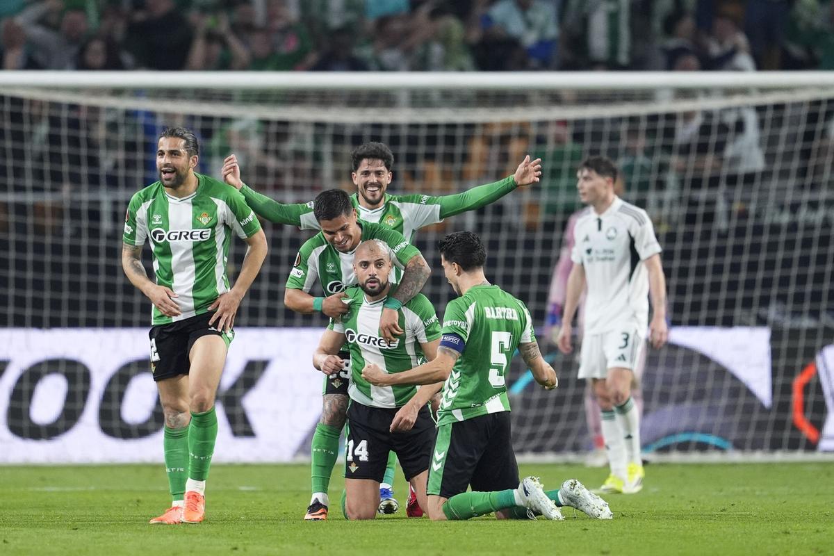Sofyan Amrabat celebra su gol en el partido entre Betis y Panathinaikos de la vuelta de octavos de Europa League en La Cartuja