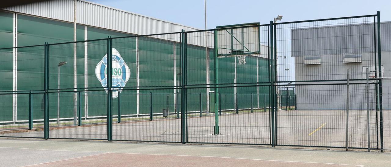 La cancha de baloncesto del Santa Olaya, junto a la que se construirá la nueva pista de pádel al aire libre. | M. León