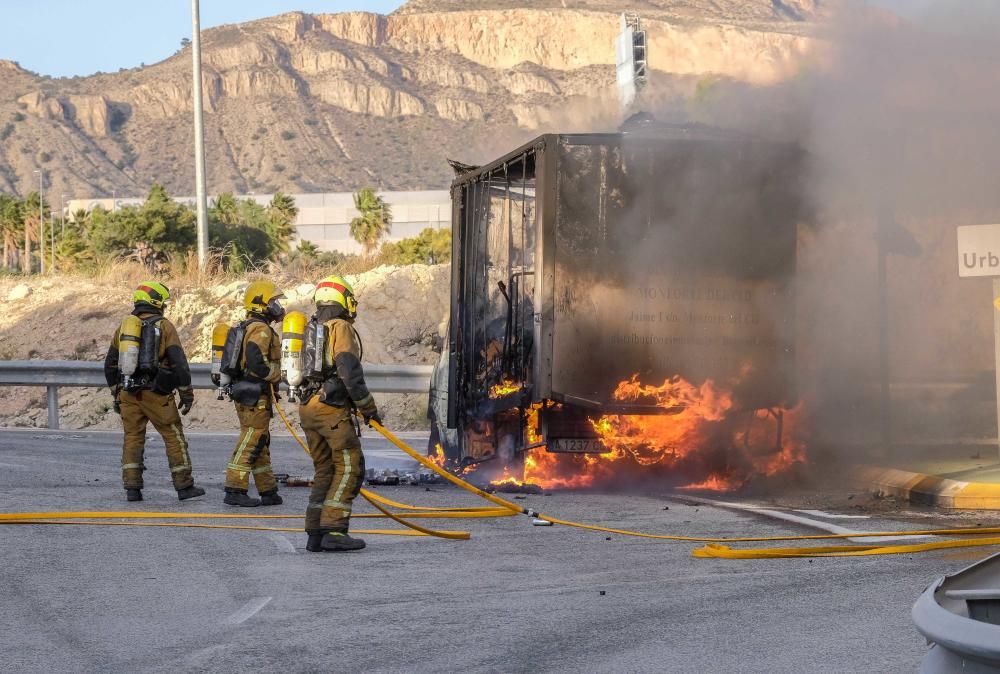 Arde un camión en Monforte del Cid