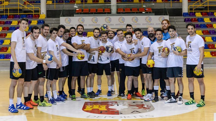 La joven plantilla del Conservas Alsur Los Dólmenes posa en el Fernando Argüelles, donde hoy recibe al Balonmano Alcobendas, con el liderato de la División de Plata en juego.