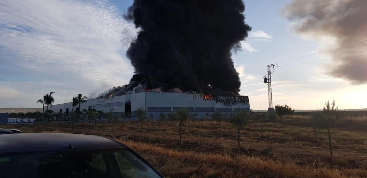 Un incendio arrasa una fábrica de muebles de baño en Villa del Río