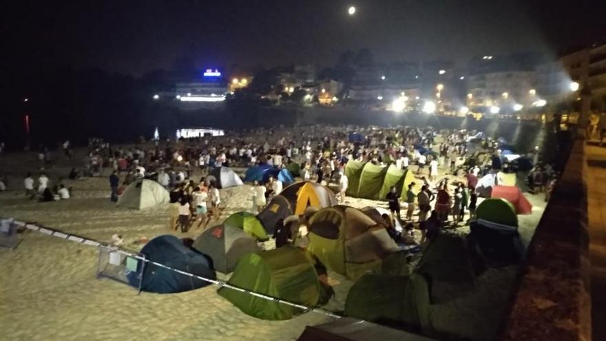 Imagen de la playa de Silgar en Sanxenxo durante las celebraciones de San Juan.
