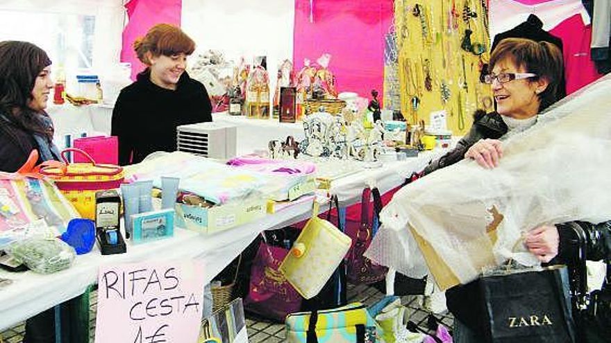 Una mujer, ayer, comprando en un puesto del mercadillo de Candás.