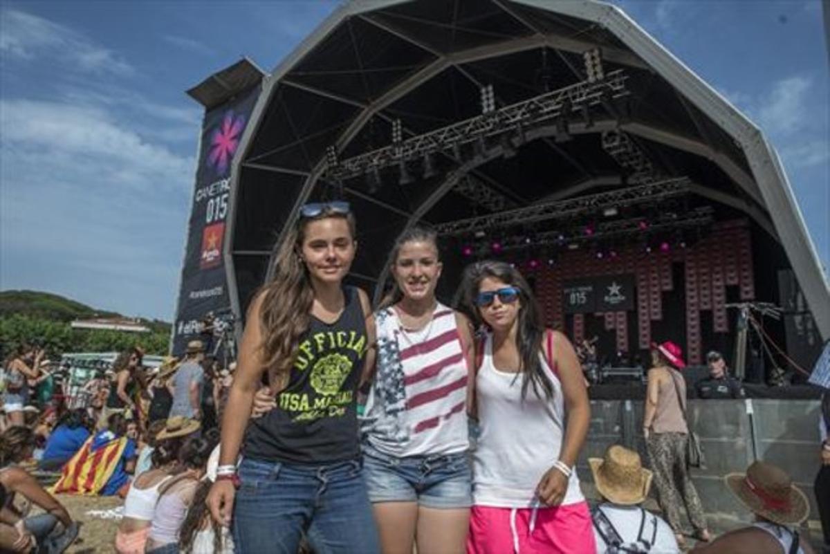 Tempraneras 8 La Begoña, la Jessi i la Noelia, les primeres espectadores a arribar a la cita.