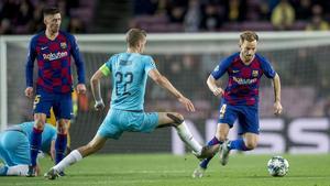 Rakitic esquiva a Soucek en el Barça-Slavia del Camp Nou.