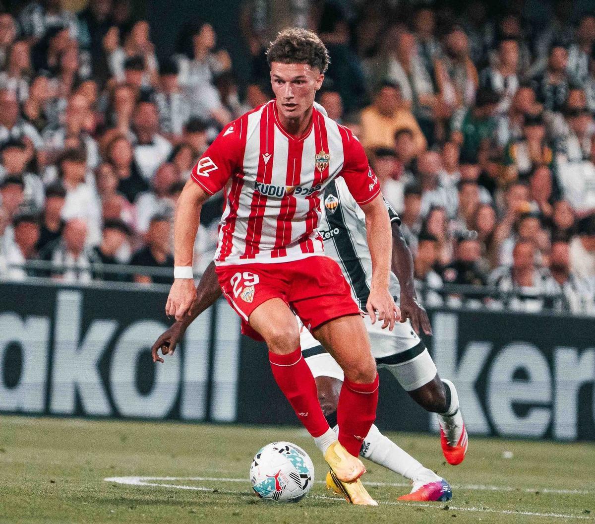 Dzodic (Almería) controla el balón.