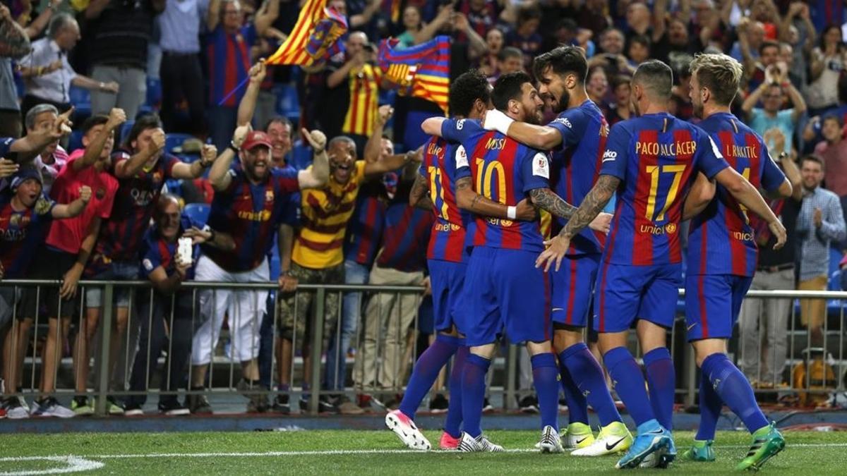 Los jugadores del Barça celebran uno de los goles de la final ante el Alavés.