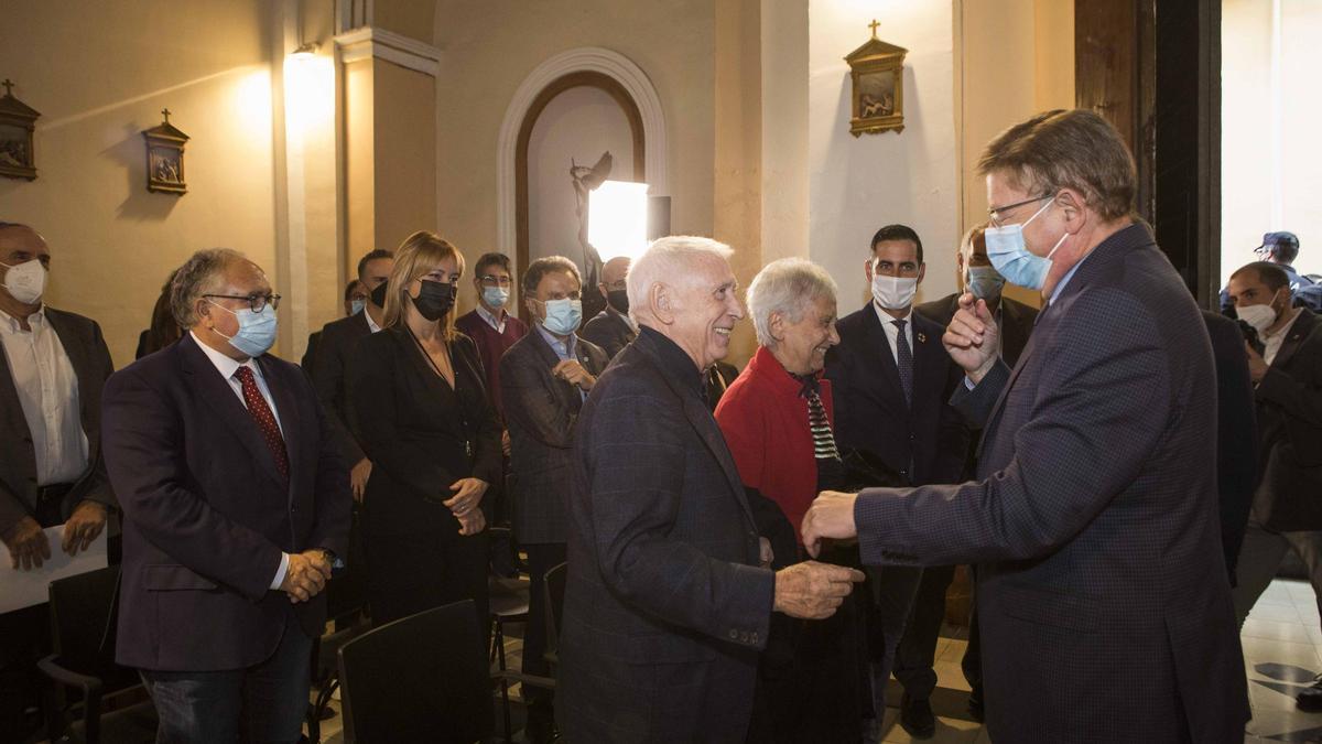 Raimon saluda al expresidente de la Generalitat Ximo Puig, en un acto en el convento de Santa Clara de Xàtiva.