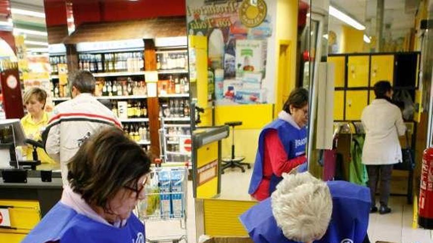 A la izquierda, dos voluntarias en la Gran Recogida. A la derecha, un peluquero realiza un peinado.