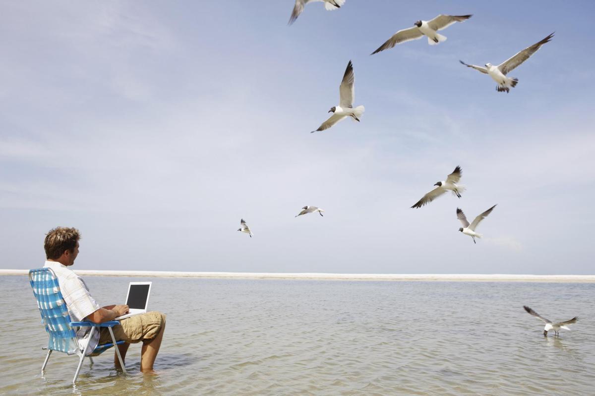 Las grandes telecos refuerzan con 5G las playas en el verano del boom del turismo