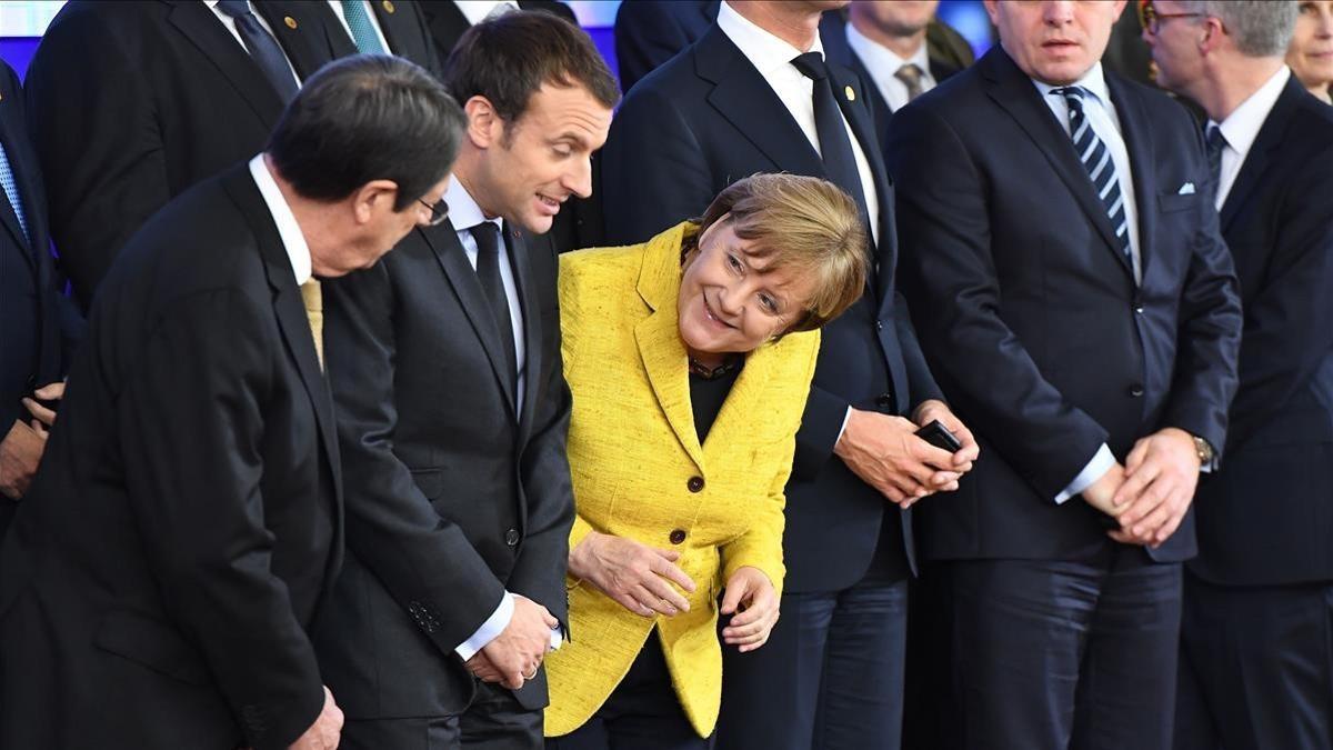 El presidente de Chipre, Nicos Anastasiades (izquierda), el francés, Emmanuel Macron, y la cancillera alemana, Angela Merkel, en la cumbre europea de Bruselas